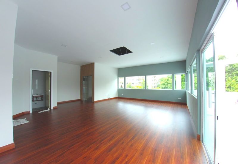 2.5 Storey Bungalow Corner Renovated with private 