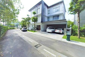 3 Storey Villa Bungalow Park Manor,Sierramas Sunga