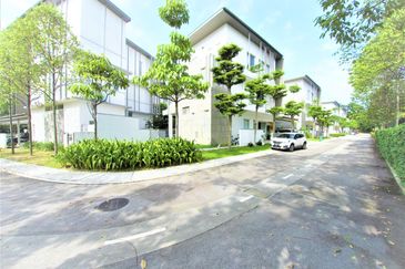 3 Storey Villa Bungalow Park Manor,Sierramas Sunga