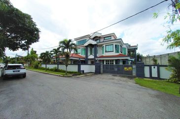 3 Storey Corner Lot Bungalow With Pool Titiwangsa 