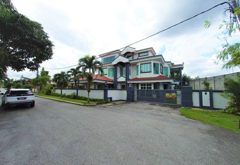 3 Storey Corner Lot Bungalow With Pool Titiwangsa 