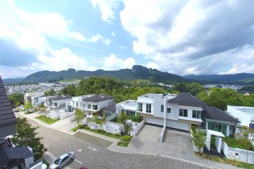 4 Storey Twin Villa Contours Melawati Private Lift