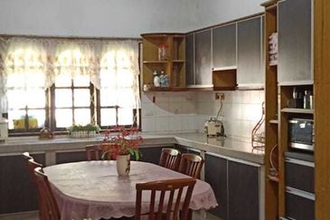 Corner Freehold Lot 2 Storey Terrace house Tmn Dagang Jaya Ampang 6 Room 5k sqft