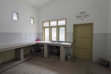 2 Storey Semi D CORNER 4898 sqft  Freehold Tmn Koperasi Kg Pdg Midin