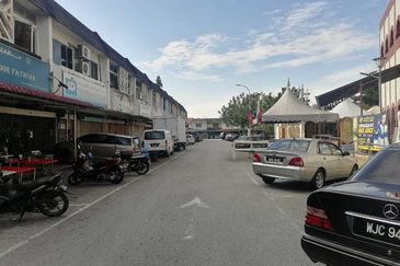 2 storey Shoplot opposite masjid bilal rabah taman koperasi polis