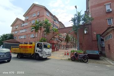 Pangsapuri Permata Merah (Red Ruby), Taman Universiti Indah