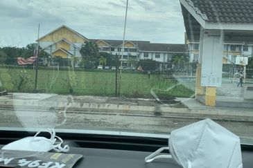 Facing Main Road Land 1.7 Acre Freehold Non Bumi Zoning Commercial