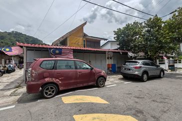 Kampung Klang Gate