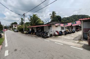 Kampung Klang Gate