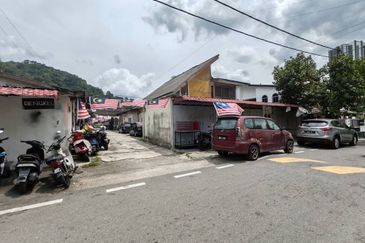Kampung Klang Gate