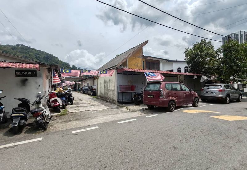 Kampung Klang Gate