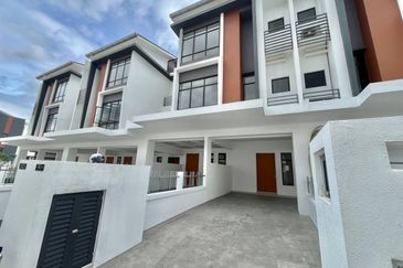 Newly completed Freehold Corner lot Townhouse Taman Akasia Semenyih