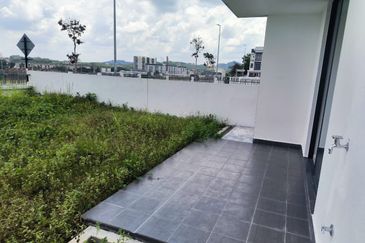 Newly completed Freehold Corner lot Townhouse Taman Akasia Semenyih