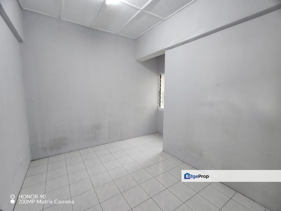 Shop Apartment Taman Sri Serdang UPM Non Bumi Lot With 3 Room 744 sqft, Selangor, Seri Kembangan