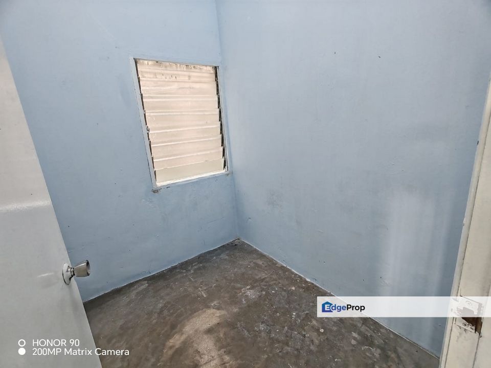 Shop Apartment Taman Sri Serdang UPM Non Bumi Lot With 3 Room 744 sqft, Selangor, Seri Kembangan