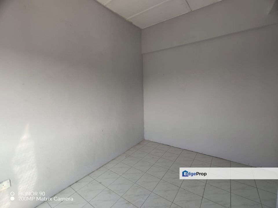 Shop Apartment Taman Sri Serdang UPM Non Bumi Lot With 3 Room 744 sqft, Selangor, Seri Kembangan