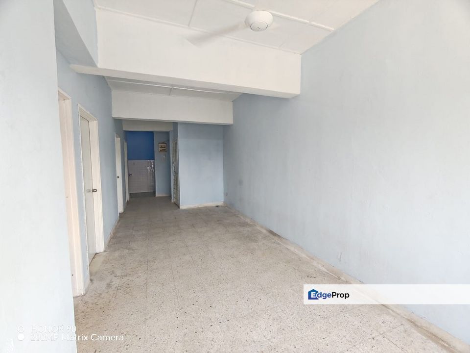 Shop Apartment Taman Sri Serdang UPM Non Bumi Lot With 3 Room 744 sqft, Selangor, Seri Kembangan