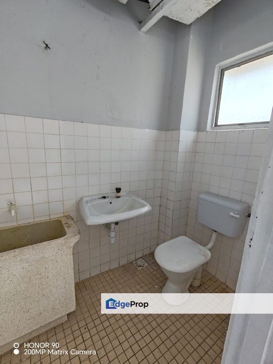 Shop Apartment Taman Sri Serdang UPM Non Bumi Lot With 3 Room 744 sqft, Selangor, Seri Kembangan