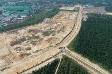 Freehold Semi-D Factory with Direct Interchange