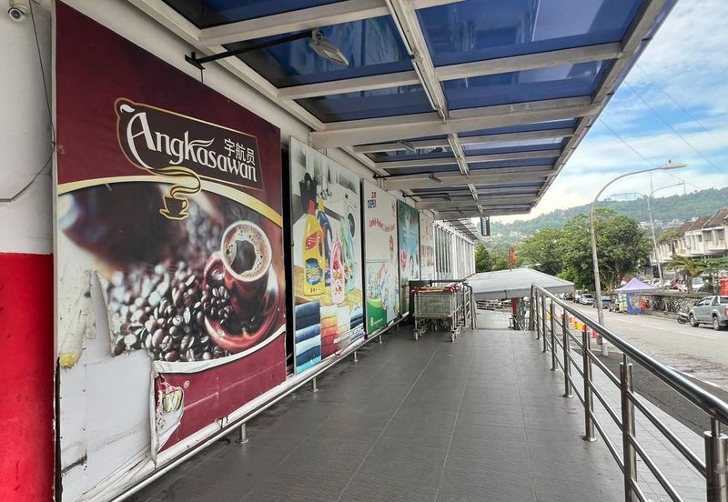 Quick Sale Below Market Rare Find Retail Property