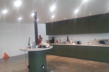 PJ sek16 facing 17/1 ideal co working 9r4b to let