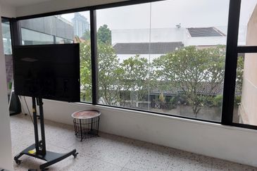 PJ sek16 facing 17/1 ideal co working 9r4b to let