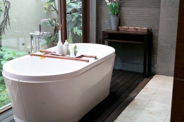 Resort-styled Custom-designed Bungalow (Must See!)