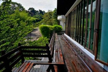 Resort-styled Custom-designed Bungalow (Must See!)