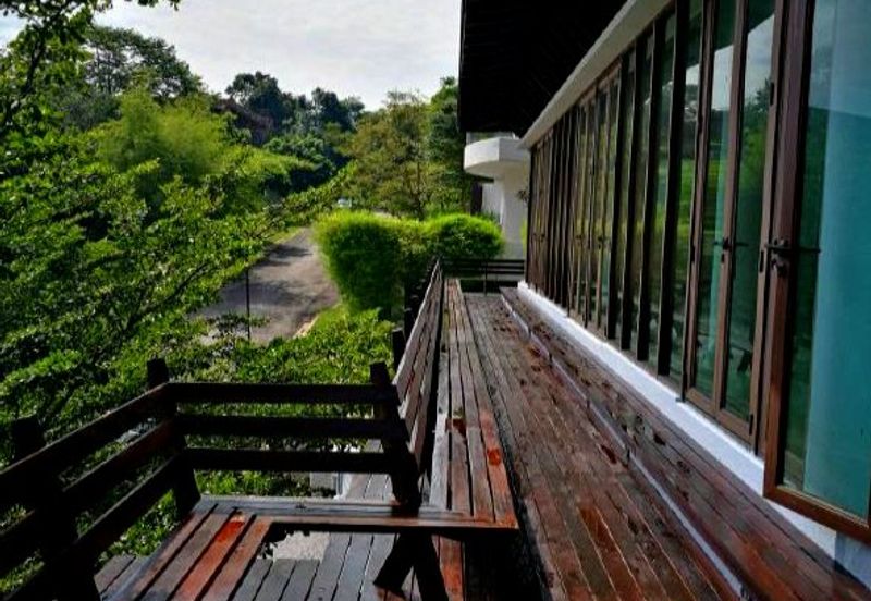 Resort-styled Custom-designed Bungalow (Must See!)