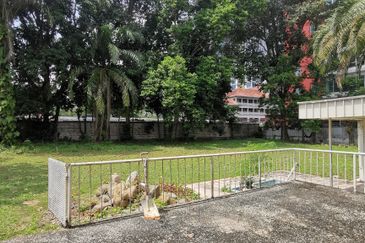 Bungalow with Large Land Area in Taman U-thant, Ampang Hilir!!