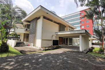 Bungalow with Large Land Area in Taman U-thant, Ampang Hilir!!