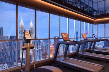 KLCC Luxury Hotel Residence, 60 metres to MRT Station, Fully Furnished with Jacuzzi