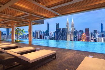 KLCC Luxury Hotel Residence, 60 metres to MRT Station, Fully Furnished with Jacuzzi