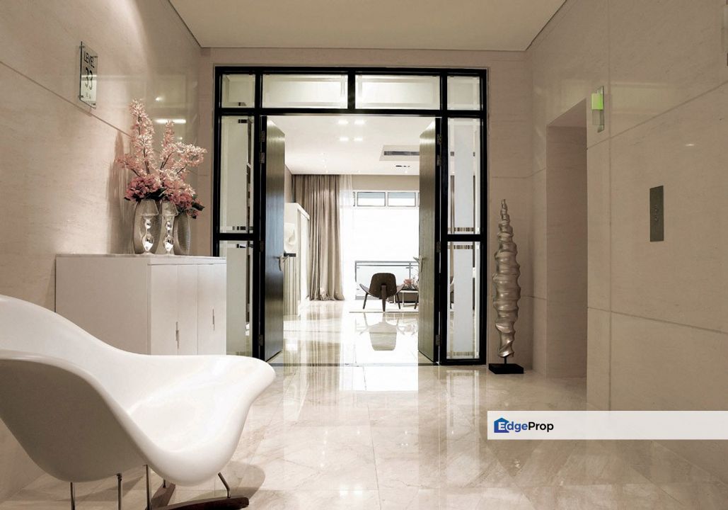 5 mins drive to Pavilion Mall, 3 min walking distance to Conlay MRT , Kuala Lumpur, KLCC