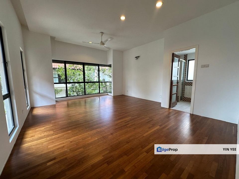 Discover this well-maintained garden villa with strata title, 5 carparks, and serene surroundings. Your perfect blend of comfort and convenience await, Selangor, Seri Kembangan