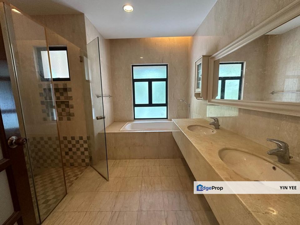 Discover this well-maintained garden villa with strata title, 5 carparks, and serene surroundings. Your perfect blend of comfort and convenience await, Selangor, Seri Kembangan