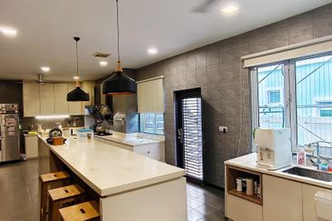 🏡 Rare Gem in GreenView Heights, Taman Yarl – Fully Extended & Impeccably Maintained! 🌿