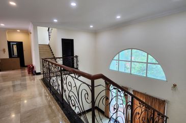 Kiara Peak (Puncak Kiara)