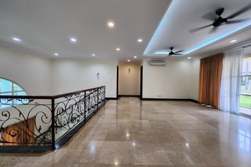 Kiara Peak (Puncak Kiara)