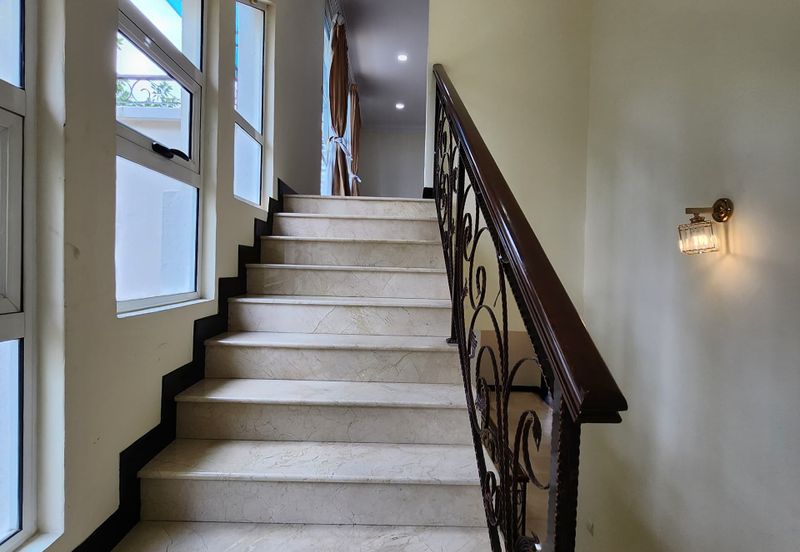 Kiara Peak (Puncak Kiara)