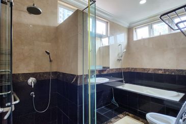 Kiara Peak (Puncak Kiara)