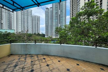 Kiara Peak (Puncak Kiara)