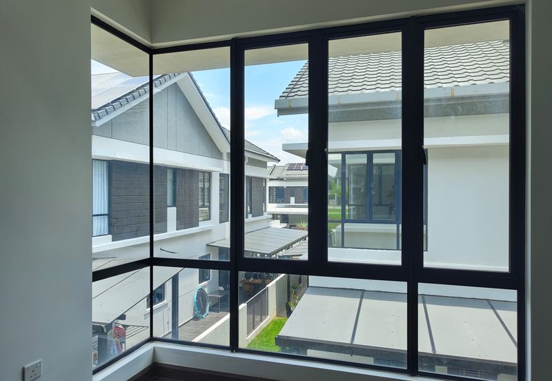 Reesia Elmina Garden