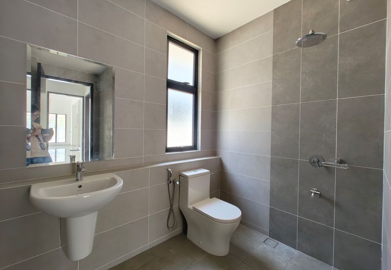 Reesia Elmina Garden