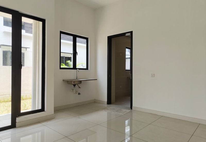 Reesia Elmina Garden