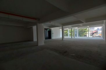 2 adjoining Office @ 1st Floor for Rent, Jalan Ipoh, Jalan Sultan Azlan Shah, Facing Main Road