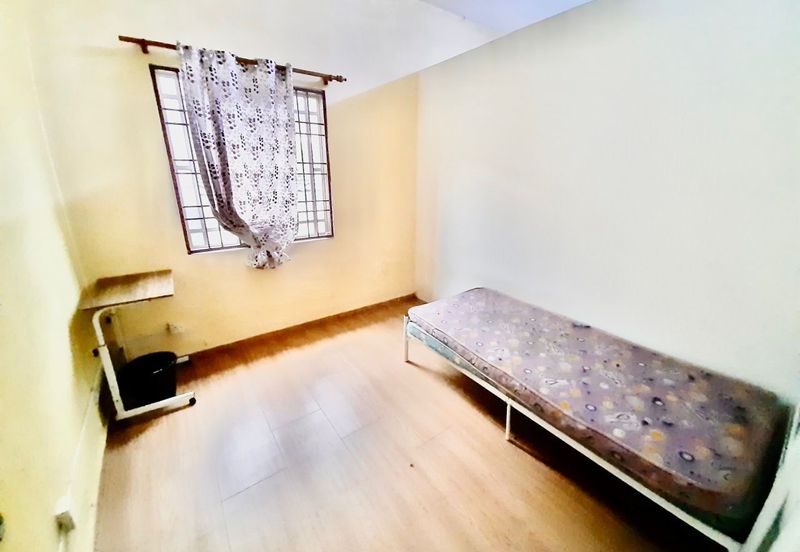 Room for Rent!! Renovated 2 Storey @ Bandar Puncak Alam near UiTM