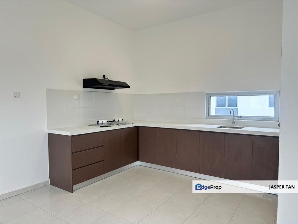 New House with Furnishing Upper Floor End Lot Nice View & Environment, Selangor, Semenyih