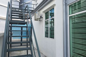 Lintang Sungai Ara 2.5 Storey Semi D for Sale