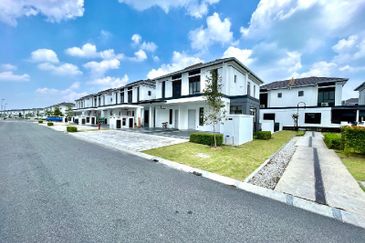 Persiaran Puncak Alam 1 